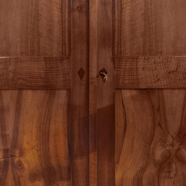 Biedermeier Schrank Biedermeier, um 1850 Nußbaum, Schellack handpoliert B: 158 cm T: 64 cm H: 201 cm