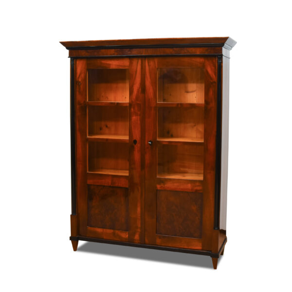 ANTIK SHOP Biedermeier Vitrine Biedermeier, um 1830 Nußbaum, Schellack handpoliert B: 136 cm T: 44 cm H: 185 cm Biedermeiervitrine aus Nußbaum.