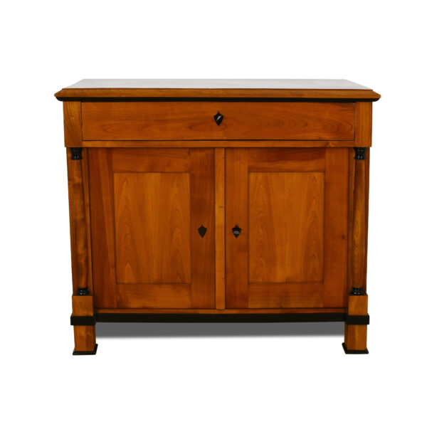 ANTIK SHOP Biedermeier, um 1840 Kirschbaum, Schellack handpoliert B: 112 cm T: 57 cm H: 93 cm Biedermeieranrichte aus massivem Kirschbaum.