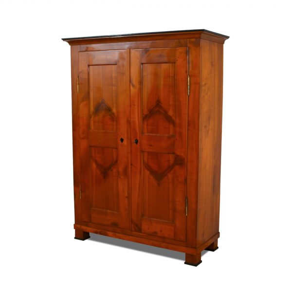 ANTIK SHOP Biedermeier Schrank Biedermeier, um 1840 Kirschbaum, Schellack handpoliert B: 136 cm T: 55 cm H: 185 cm Biedermeierschrank aus massivem Kirschbaum.