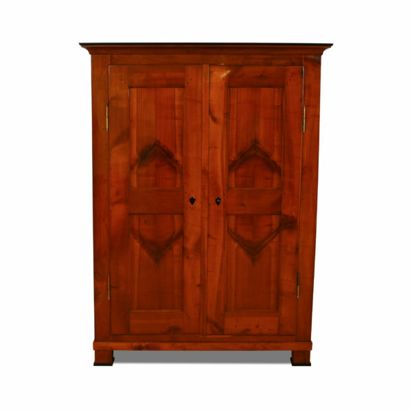 ANTIK SHOP Biedermeier Schrank Biedermeier, um 1840 Kirschbaum, Schellack handpoliert B: 136 cm T: 55 cm H: 185 cm Biedermeierschrank aus massivem Kirschbaum.