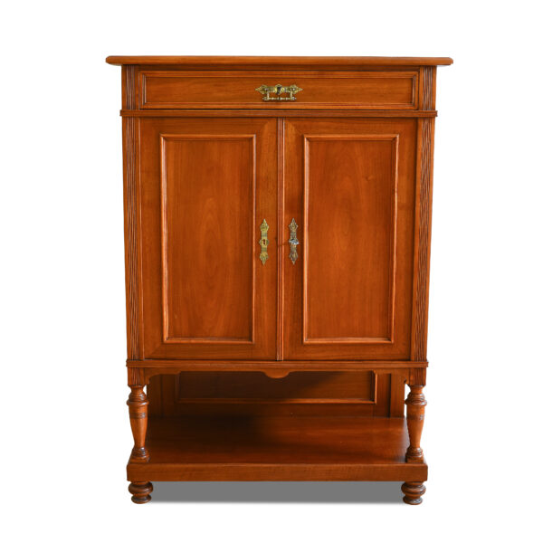 ANTIK SHOP Jugendstil Anrichte Jugendstil, um 1900 Nußbaum, mattiert B: 96 cm T: 49 cm H: 132 cm Biedermeieranrichte aus Nußbaum.