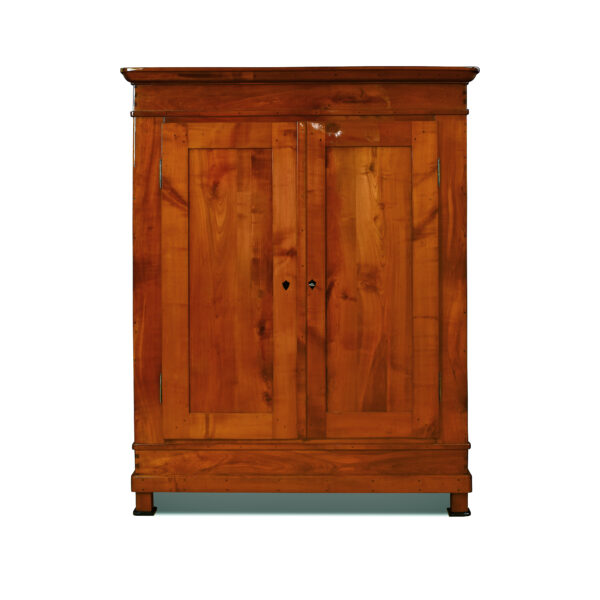 ANTIK SHOP Biedermeier Schrank Biedermeier, um 1840 Kirschbaum, Schellack handpoliert B: 154 cm T: 59 cm H: 197 cm zerlegbarer Biedermeierschrank aus massivem Kirschbaum.