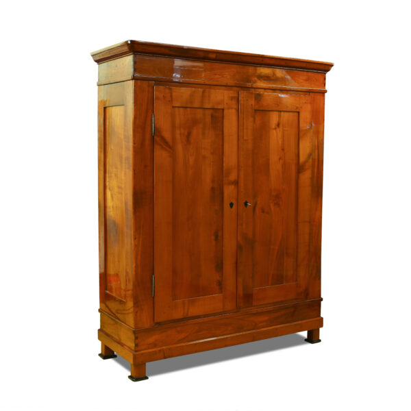 ANTIK SHOP Biedermeier Schrank Biedermeier, um 1840 Kirschbaum, Schellack handpoliert B: 154 cm T: 59 cm H: 197 cm zerlegbarer Biedermeierschrank aus massivem Kirschbaum.