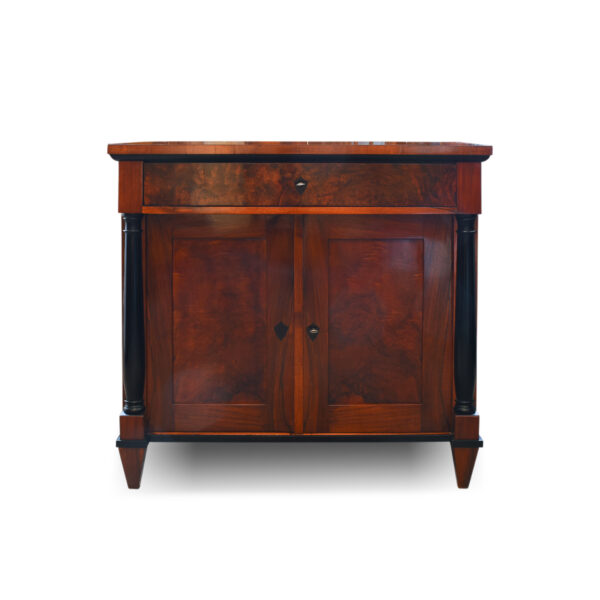 ANTIK SHOP Biedermeier Anrichte Biedermeier, um 1840 Nußbaum, Schellack handpoliert B: 88 cm T: 47 cm H: 84 cm Biedermeier Anrichte aus Nußbaum auf Nadelholz furniert.a