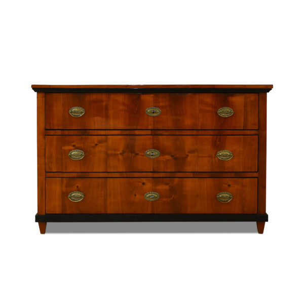 ANTIK SHOP Biedermeier Kommode Biedermeier, um 1810 Kirschbaum, Schellack handpoliert B: 127 cm T: 63 cm H: 83 cm Biedermeierkommode aus Kirschbaum.