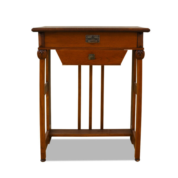 ANTIK SHOP Jugendstil Nähtisch Jugendstil, um 1900 Eiche, mattiert B: 63 cm T: 43 cm H: 79 cm Jugendstilnähtisch aus massiver Eiche.