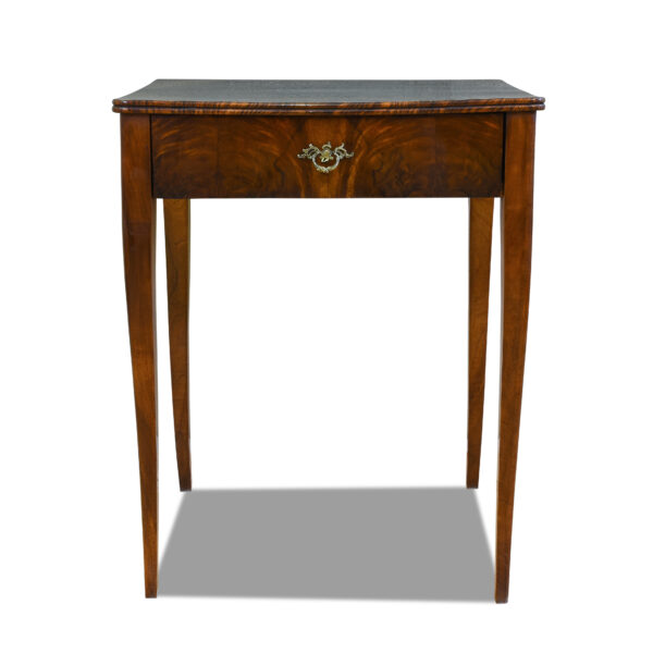 ANTIK SHOP Biedermeier Tisch Biedermeier, um 1850 Nußbaum, Schellack handpoliert B: 59 cm T: 47 cm H: 74 cm Biedermeiertischchen aus Nußbaum.