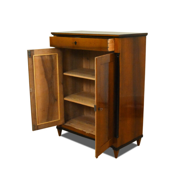 ANTIK SHOP ANTIK SHOP Biedermeier Vertiko Biedermeier II. Zeit, um 1900 Nußbaum, Schellack handpoliert B: 99 cm T: 52 cm H: 130 cm Vertiko aus der II.Biedermeierzeit.