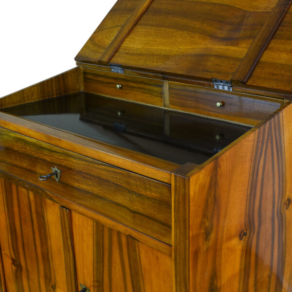 ANTIK SHOP Biedermeier Stehpult Biedermeier, um 1810 Nussbaum massiv, Schellack handpoliert B: 76 cm T: 52 cm H: 130 cm Biedemeierstehpult aus massivem Nußbaum.