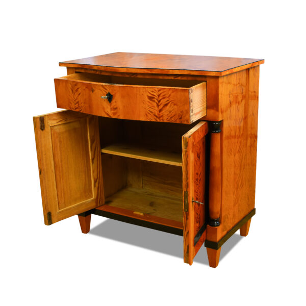 ANTIK SHOP Biedermeier Anrichte Biedermeier, um 1840 Birke, Schellack handpoliert B: 80 cm T: 49 cm H: 85 cm Biedemeieranrichte aus Birke. Herkunft: Deutschland