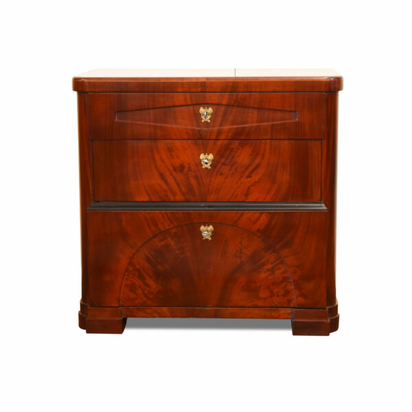 ANTIK SHOP Biedermeier Kommode Biedermeier, um 1820 Mahagoni, Schellack handpoliert B: 83 cm T: 45 cm H: 80 cm Biedermeier Kommode aus Mahagoni.