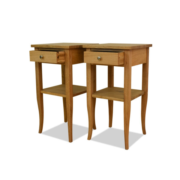 ANTIK SHOP Biedermeier Tischchen Biedermeier Stil, um 1900 Eiche, mattiert B: 40 cm T: 40 cm H: 76 cm Biedermeier Stil Tischchen aus massiver Eiche mit Ablagebrett