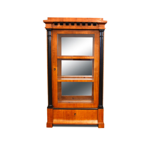 ANTIK SHOP Biedermeier Stil Vitrine Biedermeier Stil, um 1900 Kirschbaum, handpoliert B: 100 cm T: 48 cm H: 180 cm Biedermeier Stil Vitrine aus Kirschbaum mit Vollsäulen