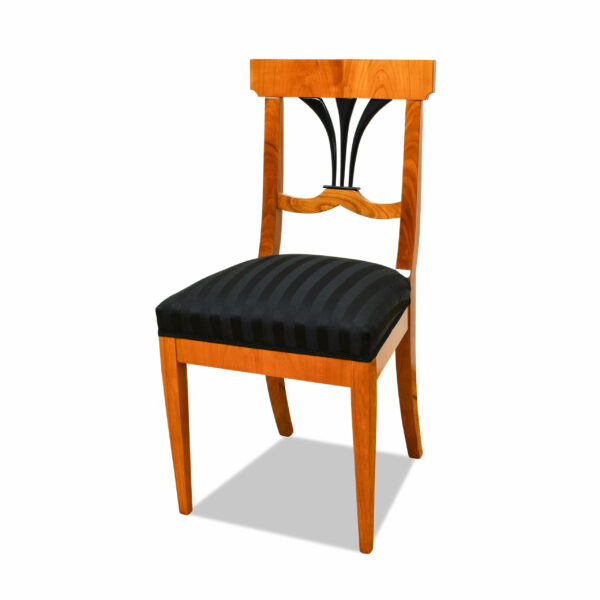 ANTIK SHOP Biedermeier Stil Stuhl Biedermeier Stil, um 1900 Kirschbaum bzw. Nußbaum, hochglänzend lackiert B: 45 cm T: 44 cm H: 93 cm