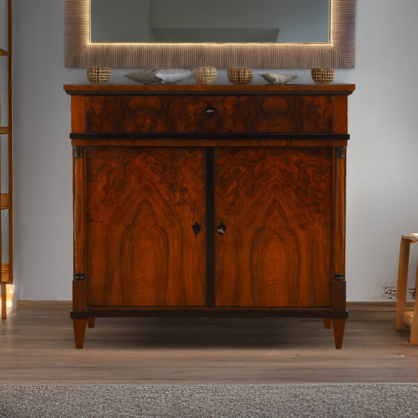 Anrichte, Biedermeier um 1840, Nussbaum, Schellack handpoliert | 4326